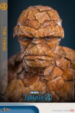 THE THING THE FANTASTIC FOUR: FIRST STEPS HOT TOYS. Bienvenidos a la familia. Marvel Studios presenta a su Primera Familia en Los Cuatro Fantásticos: Primeros Pasos, un elegante reinicio inspirado en los años 60 que combina el retrofuturismo con emocionantes aventuras de superhéroes. Mientras se enfrentan a amenazas cósmicas como Galactus y Silver Surfer, el equipo equilibra sus roles de héroes con la fuerza de su vínculo familiar. Entre ellos, Ben Grimm, también conocido como La Mole, cobra vida gracias a Ebon Moss-Bachrach, cuya interpretación enfatiza no solo la inmensa fuerza del héroe, sino también su profundo lado humano. La transformación de Ben en el poderoso personaje de piel pétrea, a la vez que conserva su lealtad, su corazón y su sentido del humor, lo mantiene como el héroe "de ojos azules y siempre cariñoso" favorito de Marvel.