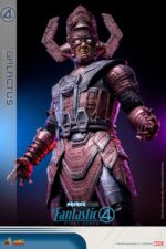 GALACTUS JUMBO SOFVI THE FANTASTIC FOUR: FIRST STEPS HOT TOYS 1/6. Marvel Studios presenta a su Primera Familia en Los Cuatro Fantásticos: Primeros Pasos, un elegante reinicio inspirado en los años 60 que combina el retrofuturismo con emocionantes aventuras de superhéroes. En Los Cuatro Fantásticos: Primeros Pasos, Galactus emerge como una amenaza cósmica de una magnitud inimaginable, poniendo a prueba el poder y la unidad de los Cuatro Fantásticos. Su gigantesca presencia domina la pantalla, y ahora domina tu estantería. Hoy, Hot Toys presenta una nueva línea de productos: la Serie Sofvi Masterpiece, que se centra en figuras de vinilo de alta calidad con un encanto artesanal único. Nos enorgullece presentar la figura Galactus Jumbo Sofvi. Fabricada en vinilo, la figura mide unos imponentes 70 cm de altura y cuenta con 6 puntos de articulación.