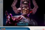 GALACTUS JUMBO SOFVI THE FANTASTIC FOUR: FIRST STEPS HOT TOYS 1/6. Marvel Studios presenta a su Primera Familia en Los Cuatro Fantásticos: Primeros Pasos, un elegante reinicio inspirado en los años 60 que combina el retrofuturismo con emocionantes aventuras de superhéroes. En Los Cuatro Fantásticos: Primeros Pasos, Galactus emerge como una amenaza cósmica de una magnitud inimaginable, poniendo a prueba el poder y la unidad de los Cuatro Fantásticos. Su gigantesca presencia domina la pantalla, y ahora domina tu estantería. Hoy, Hot Toys presenta una nueva línea de productos: la Serie Sofvi Masterpiece, que se centra en figuras de vinilo de alta calidad con un encanto artesanal único. Nos enorgullece presentar la figura Galactus Jumbo Sofvi. Fabricada en vinilo, la figura mide unos imponentes 70 cm de altura y cuenta con 6 puntos de articulación.