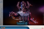GALACTUS JUMBO SOFVI THE FANTASTIC FOUR: FIRST STEPS HOT TOYS 1/6. Marvel Studios presenta a su Primera Familia en Los Cuatro Fantásticos: Primeros Pasos, un elegante reinicio inspirado en los años 60 que combina el retrofuturismo con emocionantes aventuras de superhéroes. En Los Cuatro Fantásticos: Primeros Pasos, Galactus emerge como una amenaza cósmica de una magnitud inimaginable, poniendo a prueba el poder y la unidad de los Cuatro Fantásticos. Su gigantesca presencia domina la pantalla, y ahora domina tu estantería. Hoy, Hot Toys presenta una nueva línea de productos: la Serie Sofvi Masterpiece, que se centra en figuras de vinilo de alta calidad con un encanto artesanal único. Nos enorgullece presentar la figura Galactus Jumbo Sofvi. Fabricada en vinilo, la figura mide unos imponentes 70 cm de altura y cuenta con 6 puntos de articulación.