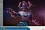 GALACTUS JUMBO SOFVI THE FANTASTIC FOUR: FIRST STEPS HOT TOYS 1/6. Marvel Studios presenta a su Primera Familia en Los Cuatro Fantásticos: Primeros Pasos, un elegante reinicio inspirado en los años 60 que combina el retrofuturismo con emocionantes aventuras de superhéroes. En Los Cuatro Fantásticos: Primeros Pasos, Galactus emerge como una amenaza cósmica de una magnitud inimaginable, poniendo a prueba el poder y la unidad de los Cuatro Fantásticos. Su gigantesca presencia domina la pantalla, y ahora domina tu estantería. Hoy, Hot Toys presenta una nueva línea de productos: la Serie Sofvi Masterpiece, que se centra en figuras de vinilo de alta calidad con un encanto artesanal único. Nos enorgullece presentar la figura Galactus Jumbo Sofvi. Fabricada en vinilo, la figura mide unos imponentes 70 cm de altura y cuenta con 6 puntos de articulación.