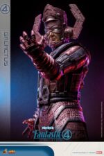 GALACTUS JUMBO SOFVI THE FANTASTIC FOUR: FIRST STEPS HOT TOYS 1/6. Marvel Studios presenta a su Primera Familia en Los Cuatro Fantásticos: Primeros Pasos, un elegante reinicio inspirado en los años 60 que combina el retrofuturismo con emocionantes aventuras de superhéroes. En Los Cuatro Fantásticos: Primeros Pasos, Galactus emerge como una amenaza cósmica de una magnitud inimaginable, poniendo a prueba el poder y la unidad de los Cuatro Fantásticos. Su gigantesca presencia domina la pantalla, y ahora domina tu estantería. Hoy, Hot Toys presenta una nueva línea de productos: la Serie Sofvi Masterpiece, que se centra en figuras de vinilo de alta calidad con un encanto artesanal único. Nos enorgullece presentar la figura Galactus Jumbo Sofvi. Fabricada en vinilo, la figura mide unos imponentes 70 cm de altura y cuenta con 6 puntos de articulación.