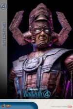 GALACTUS JUMBO SOFVI THE FANTASTIC FOUR: FIRST STEPS HOT TOYS 1/6. Marvel Studios presenta a su Primera Familia en Los Cuatro Fantásticos: Primeros Pasos, un elegante reinicio inspirado en los años 60 que combina el retrofuturismo con emocionantes aventuras de superhéroes. En Los Cuatro Fantásticos: Primeros Pasos, Galactus emerge como una amenaza cósmica de una magnitud inimaginable, poniendo a prueba el poder y la unidad de los Cuatro Fantásticos. Su gigantesca presencia domina la pantalla, y ahora domina tu estantería. Hoy, Hot Toys presenta una nueva línea de productos: la Serie Sofvi Masterpiece, que se centra en figuras de vinilo de alta calidad con un encanto artesanal único. Nos enorgullece presentar la figura Galactus Jumbo Sofvi. Fabricada en vinilo, la figura mide unos imponentes 70 cm de altura y cuenta con 6 puntos de articulación.