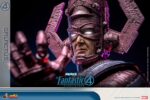 GALACTUS JUMBO SOFVI THE FANTASTIC FOUR: FIRST STEPS HOT TOYS 1/6. Marvel Studios presenta a su Primera Familia en Los Cuatro Fantásticos: Primeros Pasos, un elegante reinicio inspirado en los años 60 que combina el retrofuturismo con emocionantes aventuras de superhéroes. En Los Cuatro Fantásticos: Primeros Pasos, Galactus emerge como una amenaza cósmica de una magnitud inimaginable, poniendo a prueba el poder y la unidad de los Cuatro Fantásticos. Su gigantesca presencia domina la pantalla, y ahora domina tu estantería. Hoy, Hot Toys presenta una nueva línea de productos: la Serie Sofvi Masterpiece, que se centra en figuras de vinilo de alta calidad con un encanto artesanal único. Nos enorgullece presentar la figura Galactus Jumbo Sofvi. Fabricada en vinilo, la figura mide unos imponentes 70 cm de altura y cuenta con 6 puntos de articulación.