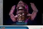 GALACTUS JUMBO SOFVI THE FANTASTIC FOUR: FIRST STEPS HOT TOYS 1/6. Marvel Studios presenta a su Primera Familia en Los Cuatro Fantásticos: Primeros Pasos, un elegante reinicio inspirado en los años 60 que combina el retrofuturismo con emocionantes aventuras de superhéroes. En Los Cuatro Fantásticos: Primeros Pasos, Galactus emerge como una amenaza cósmica de una magnitud inimaginable, poniendo a prueba el poder y la unidad de los Cuatro Fantásticos. Su gigantesca presencia domina la pantalla, y ahora domina tu estantería. Hoy, Hot Toys presenta una nueva línea de productos: la Serie Sofvi Masterpiece, que se centra en figuras de vinilo de alta calidad con un encanto artesanal único. Nos enorgullece presentar la figura Galactus Jumbo Sofvi. Fabricada en vinilo, la figura mide unos imponentes 70 cm de altura y cuenta con 6 puntos de articulación.