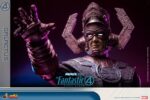 GALACTUS JUMBO SOFVI THE FANTASTIC FOUR: FIRST STEPS HOT TOYS 1/6. Marvel Studios presenta a su Primera Familia en Los Cuatro Fantásticos: Primeros Pasos, un elegante reinicio inspirado en los años 60 que combina el retrofuturismo con emocionantes aventuras de superhéroes. En Los Cuatro Fantásticos: Primeros Pasos, Galactus emerge como una amenaza cósmica de una magnitud inimaginable, poniendo a prueba el poder y la unidad de los Cuatro Fantásticos. Su gigantesca presencia domina la pantalla, y ahora domina tu estantería. Hoy, Hot Toys presenta una nueva línea de productos: la Serie Sofvi Masterpiece, que se centra en figuras de vinilo de alta calidad con un encanto artesanal único. Nos enorgullece presentar la figura Galactus Jumbo Sofvi. Fabricada en vinilo, la figura mide unos imponentes 70 cm de altura y cuenta con 6 puntos de articulación.