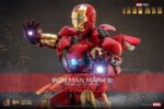 IRON MAN MARK III (ARMOR SUIT UP VERSION) MARVEL MOVIE MASTERPIECE HOT TOYS 1/6. Hot Toys se complace en anunciar la figura coleccionable a escala 1/6 de Iron Man Mark III (versión con armadura), que captura el icónico momento de Iron Man cuando Tony Stark prueba por primera vez su elegante y poderosa armadura. Esta edición eleva el clásico estilo con placas de armadura abatibles cuidadosamente diseñadas y nuevos detalles mecánicos internos, ofreciendo la experiencia de coleccionista definitiva. Esta figura marca un hito para Hot Toys, es la primera en presentar una escultura de cabeza con casco de Tony Stark con globos oculares giratorios separados, brindando una expresión auténtica y dinámica a su exhibición de Iron Man. Los componentes de la armadura en el pecho, las aletas de aire de la espalda, los hombros, la parte superior de los brazos, el abdomen, la espalda baja, los muslos, las espinillas y las pantorrillas se pueden abrir para simular el proceso dinámico de ponerse el traje.
