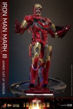 IRON MAN MARK III (ARMOR SUIT UP VERSION) MARVEL MOVIE MASTERPIECE HOT TOYS 1/6. Hot Toys se complace en anunciar la figura coleccionable a escala 1/6 de Iron Man Mark III (versión con armadura), que captura el icónico momento de Iron Man cuando Tony Stark prueba por primera vez su elegante y poderosa armadura. Esta edición eleva el clásico estilo con placas de armadura abatibles cuidadosamente diseñadas y nuevos detalles mecánicos internos, ofreciendo la experiencia de coleccionista definitiva. Esta figura marca un hito para Hot Toys, es la primera en presentar una escultura de cabeza con casco de Tony Stark con globos oculares giratorios separados, brindando una expresión auténtica y dinámica a su exhibición de Iron Man. Los componentes de la armadura en el pecho, las aletas de aire de la espalda, los hombros, la parte superior de los brazos, el abdomen, la espalda baja, los muslos, las espinillas y las pantorrillas se pueden abrir para simular el proceso dinámico de ponerse el traje.