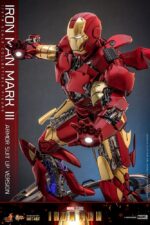 IRON MAN MARK III (ARMOR SUIT UP VERSION) MARVEL MOVIE MASTERPIECE HOT TOYS 1/6. Hot Toys se complace en anunciar la figura coleccionable a escala 1/6 de Iron Man Mark III (versión con armadura), que captura el icónico momento de Iron Man cuando Tony Stark prueba por primera vez su elegante y poderosa armadura. Esta edición eleva el clásico estilo con placas de armadura abatibles cuidadosamente diseñadas y nuevos detalles mecánicos internos, ofreciendo la experiencia de coleccionista definitiva. Esta figura marca un hito para Hot Toys, es la primera en presentar una escultura de cabeza con casco de Tony Stark con globos oculares giratorios separados, brindando una expresión auténtica y dinámica a su exhibición de Iron Man. Los componentes de la armadura en el pecho, las aletas de aire de la espalda, los hombros, la parte superior de los brazos, el abdomen, la espalda baja, los muslos, las espinillas y las pantorrillas se pueden abrir para simular el proceso dinámico de ponerse el traje.