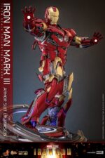 IRON MAN MARK III (ARMOR SUIT UP VERSION) MARVEL MOVIE MASTERPIECE HOT TOYS 1/6. Hot Toys se complace en anunciar la figura coleccionable a escala 1/6 de Iron Man Mark III (versión con armadura), que captura el icónico momento de Iron Man cuando Tony Stark prueba por primera vez su elegante y poderosa armadura. Esta edición eleva el clásico estilo con placas de armadura abatibles cuidadosamente diseñadas y nuevos detalles mecánicos internos, ofreciendo la experiencia de coleccionista definitiva. Esta figura marca un hito para Hot Toys, es la primera en presentar una escultura de cabeza con casco de Tony Stark con globos oculares giratorios separados, brindando una expresión auténtica y dinámica a su exhibición de Iron Man. Los componentes de la armadura en el pecho, las aletas de aire de la espalda, los hombros, la parte superior de los brazos, el abdomen, la espalda baja, los muslos, las espinillas y las pantorrillas se pueden abrir para simular el proceso dinámico de ponerse el traje.