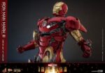 IRON MAN MARK III (ARMOR SUIT UP VERSION) MARVEL MOVIE MASTERPIECE HOT TOYS 1/6. Hot Toys se complace en anunciar la figura coleccionable a escala 1/6 de Iron Man Mark III (versión con armadura), que captura el icónico momento de Iron Man cuando Tony Stark prueba por primera vez su elegante y poderosa armadura. Esta edición eleva el clásico estilo con placas de armadura abatibles cuidadosamente diseñadas y nuevos detalles mecánicos internos, ofreciendo la experiencia de coleccionista definitiva. Esta figura marca un hito para Hot Toys, es la primera en presentar una escultura de cabeza con casco de Tony Stark con globos oculares giratorios separados, brindando una expresión auténtica y dinámica a su exhibición de Iron Man. Los componentes de la armadura en el pecho, las aletas de aire de la espalda, los hombros, la parte superior de los brazos, el abdomen, la espalda baja, los muslos, las espinillas y las pantorrillas se pueden abrir para simular el proceso dinámico de ponerse el traje.
