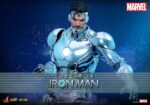 SUPERIOR IRON MAN MARVEL COMIC MASTERPIECE HOT TOYS 1/6. La armadura Superior de Iron Man representa la transformación más ambiciosa y moralmente compleja de Tony Stark. En los cómics, Stark forja esta armadura Endo-Sym ultraavanzada para convertirse en una versión de Iron Man más formidable y éticamente libre. La personalidad "Superior" traspasa los límites del heroísmo, adoptando una estética elegante y de alta tecnología, y una tecnología repulsora que brilla con amenaza. Hot Toys se complace en anunciar la figura coleccionable Superior Iron Man a escala 1/6. Fabricada con materiales de fundición a presión de primera calidad, la armadura está recubierta de plata metálica brillante con un acabado galvanizado. La armadura pectoral extraíble revela la intrincada mecánica interna, ofreciendo un vistazo a las maravillas mecanizadas que se esconden debajo.
