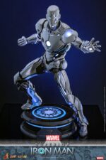 SUPERIOR IRON MAN MARVEL COMIC MASTERPIECE HOT TOYS 1/6. La armadura Superior de Iron Man representa la transformación más ambiciosa y moralmente compleja de Tony Stark. En los cómics, Stark forja esta armadura Endo-Sym ultraavanzada para convertirse en una versión de Iron Man más formidable y éticamente libre. La personalidad "Superior" traspasa los límites del heroísmo, adoptando una estética elegante y de alta tecnología, y una tecnología repulsora que brilla con amenaza. Hot Toys se complace en anunciar la figura coleccionable Superior Iron Man a escala 1/6. Fabricada con materiales de fundición a presión de primera calidad, la armadura está recubierta de plata metálica brillante con un acabado galvanizado. La armadura pectoral extraíble revela la intrincada mecánica interna, ofreciendo un vistazo a las maravillas mecanizadas que se esconden debajo.