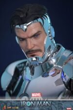 SUPERIOR IRON MAN MARVEL COMIC MASTERPIECE HOT TOYS 1/6. La armadura Superior de Iron Man representa la transformación más ambiciosa y moralmente compleja de Tony Stark. En los cómics, Stark forja esta armadura Endo-Sym ultraavanzada para convertirse en una versión de Iron Man más formidable y éticamente libre. La personalidad "Superior" traspasa los límites del heroísmo, adoptando una estética elegante y de alta tecnología, y una tecnología repulsora que brilla con amenaza. Hot Toys se complace en anunciar la figura coleccionable Superior Iron Man a escala 1/6. Fabricada con materiales de fundición a presión de primera calidad, la armadura está recubierta de plata metálica brillante con un acabado galvanizado. La armadura pectoral extraíble revela la intrincada mecánica interna, ofreciendo un vistazo a las maravillas mecanizadas que se esconden debajo.