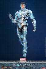 SUPERIOR IRON MAN MARVEL COMIC MASTERPIECE HOT TOYS 1/6. La armadura Superior de Iron Man representa la transformación más ambiciosa y moralmente compleja de Tony Stark. En los cómics, Stark forja esta armadura Endo-Sym ultraavanzada para convertirse en una versión de Iron Man más formidable y éticamente libre. La personalidad "Superior" traspasa los límites del heroísmo, adoptando una estética elegante y de alta tecnología, y una tecnología repulsora que brilla con amenaza. Hot Toys se complace en anunciar la figura coleccionable Superior Iron Man a escala 1/6. Fabricada con materiales de fundición a presión de primera calidad, la armadura está recubierta de plata metálica brillante con un acabado galvanizado. La armadura pectoral extraíble revela la intrincada mecánica interna, ofreciendo un vistazo a las maravillas mecanizadas que se esconden debajo.