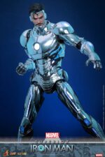 SUPERIOR IRON MAN MARVEL COMIC MASTERPIECE HOT TOYS 1/6. La armadura Superior de Iron Man representa la transformación más ambiciosa y moralmente compleja de Tony Stark. En los cómics, Stark forja esta armadura Endo-Sym ultraavanzada para convertirse en una versión de Iron Man más formidable y éticamente libre. La personalidad "Superior" traspasa los límites del heroísmo, adoptando una estética elegante y de alta tecnología, y una tecnología repulsora que brilla con amenaza. Hot Toys se complace en anunciar la figura coleccionable Superior Iron Man a escala 1/6. Fabricada con materiales de fundición a presión de primera calidad, la armadura está recubierta de plata metálica brillante con un acabado galvanizado. La armadura pectoral extraíble revela la intrincada mecánica interna, ofreciendo un vistazo a las maravillas mecanizadas que se esconden debajo.