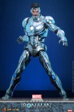 SUPERIOR IRON MAN MARVEL COMIC MASTERPIECE HOT TOYS 1/6. La armadura Superior de Iron Man representa la transformación más ambiciosa y moralmente compleja de Tony Stark. En los cómics, Stark forja esta armadura Endo-Sym ultraavanzada para convertirse en una versión de Iron Man más formidable y éticamente libre. La personalidad "Superior" traspasa los límites del heroísmo, adoptando una estética elegante y de alta tecnología, y una tecnología repulsora que brilla con amenaza. Hot Toys se complace en anunciar la figura coleccionable Superior Iron Man a escala 1/6. Fabricada con materiales de fundición a presión de primera calidad, la armadura está recubierta de plata metálica brillante con un acabado galvanizado. La armadura pectoral extraíble revela la intrincada mecánica interna, ofreciendo un vistazo a las maravillas mecanizadas que se esconden debajo.