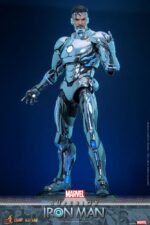 SUPERIOR IRON MAN MARVEL COMIC MASTERPIECE HOT TOYS 1/6. La armadura Superior de Iron Man representa la transformación más ambiciosa y moralmente compleja de Tony Stark. En los cómics, Stark forja esta armadura Endo-Sym ultraavanzada para convertirse en una versión de Iron Man más formidable y éticamente libre. La personalidad "Superior" traspasa los límites del heroísmo, adoptando una estética elegante y de alta tecnología, y una tecnología repulsora que brilla con amenaza. Hot Toys se complace en anunciar la figura coleccionable Superior Iron Man a escala 1/6. Fabricada con materiales de fundición a presión de primera calidad, la armadura está recubierta de plata metálica brillante con un acabado galvanizado. La armadura pectoral extraíble revela la intrincada mecánica interna, ofreciendo un vistazo a las maravillas mecanizadas que se esconden debajo.