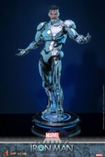 SUPERIOR IRON MAN MARVEL COMIC MASTERPIECE HOT TOYS 1/6. La armadura Superior de Iron Man representa la transformación más ambiciosa y moralmente compleja de Tony Stark. En los cómics, Stark forja esta armadura Endo-Sym ultraavanzada para convertirse en una versión de Iron Man más formidable y éticamente libre. La personalidad "Superior" traspasa los límites del heroísmo, adoptando una estética elegante y de alta tecnología, y una tecnología repulsora que brilla con amenaza. Hot Toys se complace en anunciar la figura coleccionable Superior Iron Man a escala 1/6. Fabricada con materiales de fundición a presión de primera calidad, la armadura está recubierta de plata metálica brillante con un acabado galvanizado. La armadura pectoral extraíble revela la intrincada mecánica interna, ofreciendo un vistazo a las maravillas mecanizadas que se esconden debajo.