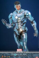 SUPERIOR IRON MAN MARVEL COMIC MASTERPIECE HOT TOYS 1/6. La armadura Superior de Iron Man representa la transformación más ambiciosa y moralmente compleja de Tony Stark. En los cómics, Stark forja esta armadura Endo-Sym ultraavanzada para convertirse en una versión de Iron Man más formidable y éticamente libre. La personalidad "Superior" traspasa los límites del heroísmo, adoptando una estética elegante y de alta tecnología, y una tecnología repulsora que brilla con amenaza. Hot Toys se complace en anunciar la figura coleccionable Superior Iron Man a escala 1/6. Fabricada con materiales de fundición a presión de primera calidad, la armadura está recubierta de plata metálica brillante con un acabado galvanizado. La armadura pectoral extraíble revela la intrincada mecánica interna, ofreciendo un vistazo a las maravillas mecanizadas que se esconden debajo.