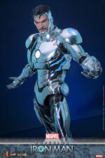 SUPERIOR IRON MAN MARVEL COMIC MASTERPIECE HOT TOYS 1/6. La armadura Superior de Iron Man representa la transformación más ambiciosa y moralmente compleja de Tony Stark. En los cómics, Stark forja esta armadura Endo-Sym ultraavanzada para convertirse en una versión de Iron Man más formidable y éticamente libre. La personalidad "Superior" traspasa los límites del heroísmo, adoptando una estética elegante y de alta tecnología, y una tecnología repulsora que brilla con amenaza. Hot Toys se complace en anunciar la figura coleccionable Superior Iron Man a escala 1/6. Fabricada con materiales de fundición a presión de primera calidad, la armadura está recubierta de plata metálica brillante con un acabado galvanizado. La armadura pectoral extraíble revela la intrincada mecánica interna, ofreciendo un vistazo a las maravillas mecanizadas que se esconden debajo.