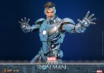 SUPERIOR IRON MAN MARVEL COMIC MASTERPIECE HOT TOYS 1/6. La armadura Superior de Iron Man representa la transformación más ambiciosa y moralmente compleja de Tony Stark. En los cómics, Stark forja esta armadura Endo-Sym ultraavanzada para convertirse en una versión de Iron Man más formidable y éticamente libre. La personalidad "Superior" traspasa los límites del heroísmo, adoptando una estética elegante y de alta tecnología, y una tecnología repulsora que brilla con amenaza. Hot Toys se complace en anunciar la figura coleccionable Superior Iron Man a escala 1/6. Fabricada con materiales de fundición a presión de primera calidad, la armadura está recubierta de plata metálica brillante con un acabado galvanizado. La armadura pectoral extraíble revela la intrincada mecánica interna, ofreciendo un vistazo a las maravillas mecanizadas que se esconden debajo.