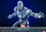 SUPERIOR IRON MAN MARVEL COMIC MASTERPIECE HOT TOYS 1/6. La armadura Superior de Iron Man representa la transformación más ambiciosa y moralmente compleja de Tony Stark. En los cómics, Stark forja esta armadura Endo-Sym ultraavanzada para convertirse en una versión de Iron Man más formidable y éticamente libre. La personalidad "Superior" traspasa los límites del heroísmo, adoptando una estética elegante y de alta tecnología, y una tecnología repulsora que brilla con amenaza. Hot Toys se complace en anunciar la figura coleccionable Superior Iron Man a escala 1/6. Fabricada con materiales de fundición a presión de primera calidad, la armadura está recubierta de plata metálica brillante con un acabado galvanizado. La armadura pectoral extraíble revela la intrincada mecánica interna, ofreciendo un vistazo a las maravillas mecanizadas que se esconden debajo.