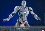 SUPERIOR IRON MAN MARVEL COMIC MASTERPIECE HOT TOYS 1/6. La armadura Superior de Iron Man representa la transformación más ambiciosa y moralmente compleja de Tony Stark. En los cómics, Stark forja esta armadura Endo-Sym ultraavanzada para convertirse en una versión de Iron Man más formidable y éticamente libre. La personalidad "Superior" traspasa los límites del heroísmo, adoptando una estética elegante y de alta tecnología, y una tecnología repulsora que brilla con amenaza. Hot Toys se complace en anunciar la figura coleccionable Superior Iron Man a escala 1/6. Fabricada con materiales de fundición a presión de primera calidad, la armadura está recubierta de plata metálica brillante con un acabado galvanizado. La armadura pectoral extraíble revela la intrincada mecánica interna, ofreciendo un vistazo a las maravillas mecanizadas que se esconden debajo.