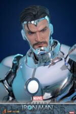 SUPERIOR IRON MAN MARVEL COMIC MASTERPIECE HOT TOYS 1/6. La armadura Superior de Iron Man representa la transformación más ambiciosa y moralmente compleja de Tony Stark. En los cómics, Stark forja esta armadura Endo-Sym ultraavanzada para convertirse en una versión de Iron Man más formidable y éticamente libre. La personalidad "Superior" traspasa los límites del heroísmo, adoptando una estética elegante y de alta tecnología, y una tecnología repulsora que brilla con amenaza. Hot Toys se complace en anunciar la figura coleccionable Superior Iron Man a escala 1/6. Fabricada con materiales de fundición a presión de primera calidad, la armadura está recubierta de plata metálica brillante con un acabado galvanizado. La armadura pectoral extraíble revela la intrincada mecánica interna, ofreciendo un vistazo a las maravillas mecanizadas que se esconden debajo.