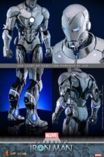 SUPERIOR IRON MAN MARVEL COMIC MASTERPIECE HOT TOYS 1/6. La armadura Superior de Iron Man representa la transformación más ambiciosa y moralmente compleja de Tony Stark. En los cómics, Stark forja esta armadura Endo-Sym ultraavanzada para convertirse en una versión de Iron Man más formidable y éticamente libre. La personalidad "Superior" traspasa los límites del heroísmo, adoptando una estética elegante y de alta tecnología, y una tecnología repulsora que brilla con amenaza. Hot Toys se complace en anunciar la figura coleccionable Superior Iron Man a escala 1/6. Fabricada con materiales de fundición a presión de primera calidad, la armadura está recubierta de plata metálica brillante con un acabado galvanizado. La armadura pectoral extraíble revela la intrincada mecánica interna, ofreciendo un vistazo a las maravillas mecanizadas que se esconden debajo.