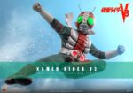 KAMEN RIDER V3 HOT TOYS 1/6 . En Kamen Rider V3, Shiro Kazami es mortalmente herido por la malvada organización Destron tras presenciar sus crímenes. En un giro dramático, los Riders 1 y 2 lo salvan transformándolo en un poderoso cíborg, renaciendo como Kamen Rider V3. Armado con poderes inspirados en libélulas y un implacable sentido de la justicia, V3 jura venganza por su familia y se dedica a proteger a los inocentes y a hacer cumplir la justicia. Hot Toys se complace en presentar la figura coleccionable a escala 1/6 de Kamen Rider V3. Esta figura de acción incluye un casco V3 con ojos verdes iluminados por LED y una escultura de la cabeza de Hiroshi Miyauchi como Shiro Kazami con ojos giratorios separados, lo que aporta un realismo expresivo a la mirada decidida de V3. Kamen Rider V3 luce su característico traje verde vibrante con "Redbone" y "Converter Lung" desgastados, acompañado de cuellos con alambre incrustado y capas cortas que le aportan un toque dinámico. El cinturón Double Typhoon Henshin, activado magnéticamente, está iluminado por LED y viene equipado con una funda V3 Hopper, que recrea su icónica secuencia de transformación.