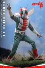KAMEN RIDER V3 HOT TOYS 1/6 . En Kamen Rider V3, Shiro Kazami es mortalmente herido por la malvada organización Destron tras presenciar sus crímenes. En un giro dramático, los Riders 1 y 2 lo salvan transformándolo en un poderoso cíborg, renaciendo como Kamen Rider V3. Armado con poderes inspirados en libélulas y un implacable sentido de la justicia, V3 jura venganza por su familia y se dedica a proteger a los inocentes y a hacer cumplir la justicia. Hot Toys se complace en presentar la figura coleccionable a escala 1/6 de Kamen Rider V3. Esta figura de acción incluye un casco V3 con ojos verdes iluminados por LED y una escultura de la cabeza de Hiroshi Miyauchi como Shiro Kazami con ojos giratorios separados, lo que aporta un realismo expresivo a la mirada decidida de V3. Kamen Rider V3 luce su característico traje verde vibrante con "Redbone" y "Converter Lung" desgastados, acompañado de cuellos con alambre incrustado y capas cortas que le aportan un toque dinámico. El cinturón Double Typhoon Henshin, activado magnéticamente, está iluminado por LED y viene equipado con una funda V3 Hopper, que recrea su icónica secuencia de transformación.