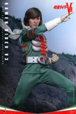 KAMEN RIDER V3 HOT TOYS 1/6 . En Kamen Rider V3, Shiro Kazami es mortalmente herido por la malvada organización Destron tras presenciar sus crímenes. En un giro dramático, los Riders 1 y 2 lo salvan transformándolo en un poderoso cíborg, renaciendo como Kamen Rider V3. Armado con poderes inspirados en libélulas y un implacable sentido de la justicia, V3 jura venganza por su familia y se dedica a proteger a los inocentes y a hacer cumplir la justicia. Hot Toys se complace en presentar la figura coleccionable a escala 1/6 de Kamen Rider V3. Esta figura de acción incluye un casco V3 con ojos verdes iluminados por LED y una escultura de la cabeza de Hiroshi Miyauchi como Shiro Kazami con ojos giratorios separados, lo que aporta un realismo expresivo a la mirada decidida de V3. Kamen Rider V3 luce su característico traje verde vibrante con "Redbone" y "Converter Lung" desgastados, acompañado de cuellos con alambre incrustado y capas cortas que le aportan un toque dinámico. El cinturón Double Typhoon Henshin, activado magnéticamente, está iluminado por LED y viene equipado con una funda V3 Hopper, que recrea su icónica secuencia de transformación.