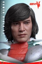 KAMEN RIDER V3 HOT TOYS 1/6 . En Kamen Rider V3, Shiro Kazami es mortalmente herido por la malvada organización Destron tras presenciar sus crímenes. En un giro dramático, los Riders 1 y 2 lo salvan transformándolo en un poderoso cíborg, renaciendo como Kamen Rider V3. Armado con poderes inspirados en libélulas y un implacable sentido de la justicia, V3 jura venganza por su familia y se dedica a proteger a los inocentes y a hacer cumplir la justicia. Hot Toys se complace en presentar la figura coleccionable a escala 1/6 de Kamen Rider V3. Esta figura de acción incluye un casco V3 con ojos verdes iluminados por LED y una escultura de la cabeza de Hiroshi Miyauchi como Shiro Kazami con ojos giratorios separados, lo que aporta un realismo expresivo a la mirada decidida de V3. Kamen Rider V3 luce su característico traje verde vibrante con "Redbone" y "Converter Lung" desgastados, acompañado de cuellos con alambre incrustado y capas cortas que le aportan un toque dinámico. El cinturón Double Typhoon Henshin, activado magnéticamente, está iluminado por LED y viene equipado con una funda V3 Hopper, que recrea su icónica secuencia de transformación.