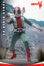 KAMEN RIDER V3 HOT TOYS 1/6 . En Kamen Rider V3, Shiro Kazami es mortalmente herido por la malvada organización Destron tras presenciar sus crímenes. En un giro dramático, los Riders 1 y 2 lo salvan transformándolo en un poderoso cíborg, renaciendo como Kamen Rider V3. Armado con poderes inspirados en libélulas y un implacable sentido de la justicia, V3 jura venganza por su familia y se dedica a proteger a los inocentes y a hacer cumplir la justicia. Hot Toys se complace en presentar la figura coleccionable a escala 1/6 de Kamen Rider V3. Esta figura de acción incluye un casco V3 con ojos verdes iluminados por LED y una escultura de la cabeza de Hiroshi Miyauchi como Shiro Kazami con ojos giratorios separados, lo que aporta un realismo expresivo a la mirada decidida de V3. Kamen Rider V3 luce su característico traje verde vibrante con "Redbone" y "Converter Lung" desgastados, acompañado de cuellos con alambre incrustado y capas cortas que le aportan un toque dinámico. El cinturón Double Typhoon Henshin, activado magnéticamente, está iluminado por LED y viene equipado con una funda V3 Hopper, que recrea su icónica secuencia de transformación.