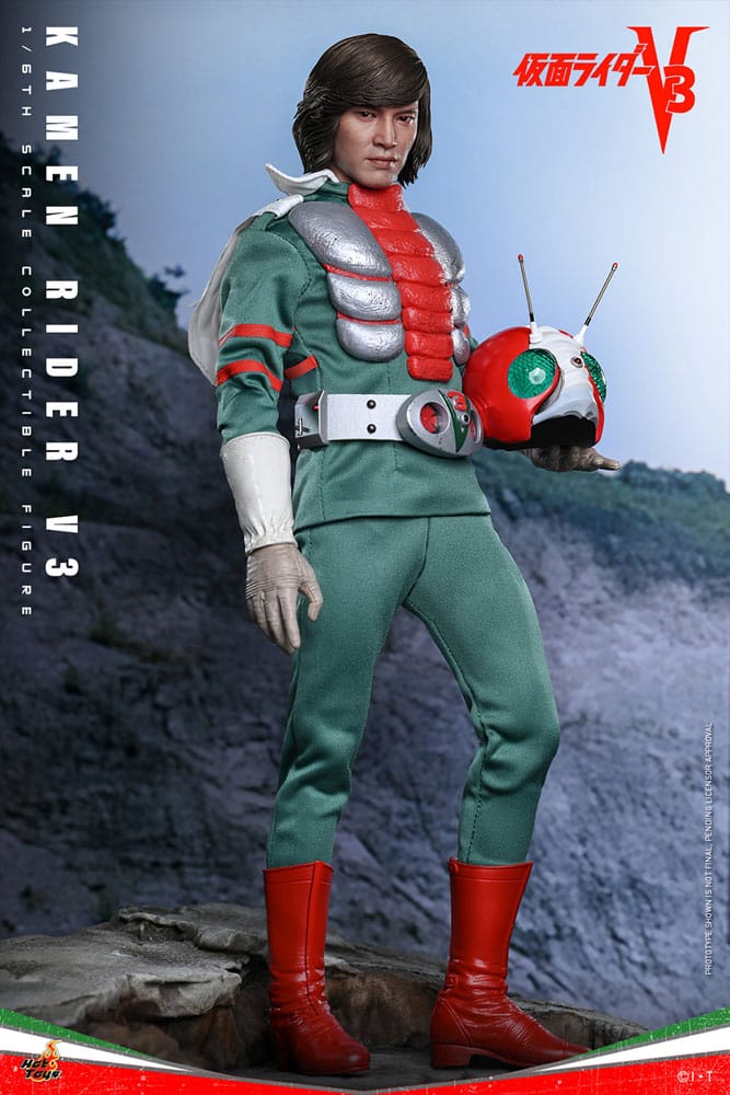 Kamen rider v3 hot toys 1/6.  en kamen rider v3, shiro kazami es mortalmente herido por la malvada organización destron tras presenciar sus crímenes. En un giro dramático, los riders 1 y 2 lo salvan transformándolo en un poderoso cíborg, renaciendo como kamen rider v3. Armado con poderes inspirados en libélulas y un implacable sentido de la justicia, v3 jura venganza por su familia y se dedica a proteger a los inocentes y a hacer cumplir la justicia. Hot toys se complace en presentar la figura coleccionable a escala 1/6 de kamen rider v3. Esta figura de acción incluye un casco v3 con ojos verdes iluminados por led y una escultura de la cabeza de hiroshi miyauchi como shiro kazami con ojos giratorios separados, lo que aporta un realismo expresivo a la mirada decidida de v3. Kamen rider v3 luce su característico traje verde vibrante con "redbone" y "converter lung" desgastados, acompañado de cuellos con alambre incrustado y capas cortas que le aportan un toque dinámico. El cinturón double typhoon henshin, activado magnéticamente, está iluminado por led y viene equipado con una funda v3 hopper, que recrea su icónica secuencia de transformación.