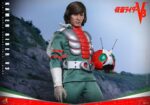 KAMEN RIDER V3 HOT TOYS 1/6 . En Kamen Rider V3, Shiro Kazami es mortalmente herido por la malvada organización Destron tras presenciar sus crímenes. En un giro dramático, los Riders 1 y 2 lo salvan transformándolo en un poderoso cíborg, renaciendo como Kamen Rider V3. Armado con poderes inspirados en libélulas y un implacable sentido de la justicia, V3 jura venganza por su familia y se dedica a proteger a los inocentes y a hacer cumplir la justicia. Hot Toys se complace en presentar la figura coleccionable a escala 1/6 de Kamen Rider V3. Esta figura de acción incluye un casco V3 con ojos verdes iluminados por LED y una escultura de la cabeza de Hiroshi Miyauchi como Shiro Kazami con ojos giratorios separados, lo que aporta un realismo expresivo a la mirada decidida de V3. Kamen Rider V3 luce su característico traje verde vibrante con "Redbone" y "Converter Lung" desgastados, acompañado de cuellos con alambre incrustado y capas cortas que le aportan un toque dinámico. El cinturón Double Typhoon Henshin, activado magnéticamente, está iluminado por LED y viene equipado con una funda V3 Hopper, que recrea su icónica secuencia de transformación.