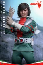 KAMEN RIDER V3 HOT TOYS 1/6 . En Kamen Rider V3, Shiro Kazami es mortalmente herido por la malvada organización Destron tras presenciar sus crímenes. En un giro dramático, los Riders 1 y 2 lo salvan transformándolo en un poderoso cíborg, renaciendo como Kamen Rider V3. Armado con poderes inspirados en libélulas y un implacable sentido de la justicia, V3 jura venganza por su familia y se dedica a proteger a los inocentes y a hacer cumplir la justicia. Hot Toys se complace en presentar la figura coleccionable a escala 1/6 de Kamen Rider V3. Esta figura de acción incluye un casco V3 con ojos verdes iluminados por LED y una escultura de la cabeza de Hiroshi Miyauchi como Shiro Kazami con ojos giratorios separados, lo que aporta un realismo expresivo a la mirada decidida de V3. Kamen Rider V3 luce su característico traje verde vibrante con "Redbone" y "Converter Lung" desgastados, acompañado de cuellos con alambre incrustado y capas cortas que le aportan un toque dinámico. El cinturón Double Typhoon Henshin, activado magnéticamente, está iluminado por LED y viene equipado con una funda V3 Hopper, que recrea su icónica secuencia de transformación.