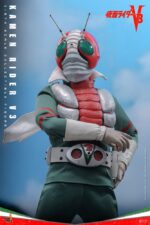 KAMEN RIDER V3 HOT TOYS 1/6 . En Kamen Rider V3, Shiro Kazami es mortalmente herido por la malvada organización Destron tras presenciar sus crímenes. En un giro dramático, los Riders 1 y 2 lo salvan transformándolo en un poderoso cíborg, renaciendo como Kamen Rider V3. Armado con poderes inspirados en libélulas y un implacable sentido de la justicia, V3 jura venganza por su familia y se dedica a proteger a los inocentes y a hacer cumplir la justicia. Hot Toys se complace en presentar la figura coleccionable a escala 1/6 de Kamen Rider V3. Esta figura de acción incluye un casco V3 con ojos verdes iluminados por LED y una escultura de la cabeza de Hiroshi Miyauchi como Shiro Kazami con ojos giratorios separados, lo que aporta un realismo expresivo a la mirada decidida de V3. Kamen Rider V3 luce su característico traje verde vibrante con "Redbone" y "Converter Lung" desgastados, acompañado de cuellos con alambre incrustado y capas cortas que le aportan un toque dinámico. El cinturón Double Typhoon Henshin, activado magnéticamente, está iluminado por LED y viene equipado con una funda V3 Hopper, que recrea su icónica secuencia de transformación.
