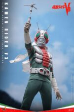 KAMEN RIDER V3 HOT TOYS 1/6 . En Kamen Rider V3, Shiro Kazami es mortalmente herido por la malvada organización Destron tras presenciar sus crímenes. En un giro dramático, los Riders 1 y 2 lo salvan transformándolo en un poderoso cíborg, renaciendo como Kamen Rider V3. Armado con poderes inspirados en libélulas y un implacable sentido de la justicia, V3 jura venganza por su familia y se dedica a proteger a los inocentes y a hacer cumplir la justicia. Hot Toys se complace en presentar la figura coleccionable a escala 1/6 de Kamen Rider V3. Esta figura de acción incluye un casco V3 con ojos verdes iluminados por LED y una escultura de la cabeza de Hiroshi Miyauchi como Shiro Kazami con ojos giratorios separados, lo que aporta un realismo expresivo a la mirada decidida de V3. Kamen Rider V3 luce su característico traje verde vibrante con "Redbone" y "Converter Lung" desgastados, acompañado de cuellos con alambre incrustado y capas cortas que le aportan un toque dinámico. El cinturón Double Typhoon Henshin, activado magnéticamente, está iluminado por LED y viene equipado con una funda V3 Hopper, que recrea su icónica secuencia de transformación.