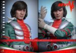 KAMEN RIDER V3 HOT TOYS 1/6 . En Kamen Rider V3, Shiro Kazami es mortalmente herido por la malvada organización Destron tras presenciar sus crímenes. En un giro dramático, los Riders 1 y 2 lo salvan transformándolo en un poderoso cíborg, renaciendo como Kamen Rider V3. Armado con poderes inspirados en libélulas y un implacable sentido de la justicia, V3 jura venganza por su familia y se dedica a proteger a los inocentes y a hacer cumplir la justicia. Hot Toys se complace en presentar la figura coleccionable a escala 1/6 de Kamen Rider V3. Esta figura de acción incluye un casco V3 con ojos verdes iluminados por LED y una escultura de la cabeza de Hiroshi Miyauchi como Shiro Kazami con ojos giratorios separados, lo que aporta un realismo expresivo a la mirada decidida de V3. Kamen Rider V3 luce su característico traje verde vibrante con "Redbone" y "Converter Lung" desgastados, acompañado de cuellos con alambre incrustado y capas cortas que le aportan un toque dinámico. El cinturón Double Typhoon Henshin, activado magnéticamente, está iluminado por LED y viene equipado con una funda V3 Hopper, que recrea su icónica secuencia de transformación.