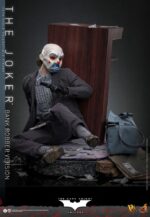 THE JOKER (BANK ROBBER VERSION) THE DARK KNIGHT HOT TOYS 1/6. El Joker de Heath Ledger conmocionó al mundo mucho antes de que se disparara la primera bala. Su risa escalofriante y sus acciones caóticas lo han convertido en un verdadero ícono del cine. La escena del robo al banco en Batman: El Caballero de la Noche sirve como una introducción cautivadora a la encantadora interpretación del Joker por parte de Ledger y define el tono del personaje. Hoy, Hot Toys se complace en presentar la figura coleccionable a escala 1/6 del Joker (versión ladrón de bancos), que ofrece una versión pulida y auténtica del icónico Joker del robo al banco de Ledger. Incluye dos cabezas detalladas con ojos giratorios separados, una con la siniestra sonrisa del Joker y otra con la máscara de payaso de ladrón de bancos. La figura captura la imagen del Joker del inolvidable atraco inicial al banco de El Caballero de la Noche. La figura incluye cabello verde oscuro de longitud media y texturas de piel finamente pintadas, incluyendo arrugas y manchas de maquillaje que recuerdan a la película. El atuendo de ladrón de bancos está meticulosamente confeccionado, con una camisa a rayas bajo un blazer y pantalones grises.