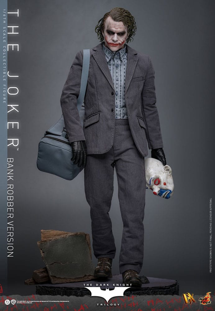 The joker (bank robber version) the dark knight hot toys 1/6.  el joker de heath ledger conmocionó al mundo mucho antes de que se disparara la primera bala. Su risa escalofriante y sus acciones caóticas lo han convertido en un verdadero ícono del cine. La escena del robo al banco en batman: el caballero de la noche sirve como una introducción cautivadora a la encantadora interpretación del joker por parte de ledger y define el tono del personaje. Hoy, hot toys se complace en presentar la figura coleccionable a escala 1/6 del joker (versión ladrón de bancos), que ofrece una versión pulida y auténtica del icónico joker del robo al banco de ledger. Incluye dos cabezas detalladas con ojos giratorios separados, una con la siniestra sonrisa del joker y otra con la máscara de payaso de ladrón de bancos. La figura captura la imagen del joker del inolvidable atraco inicial al banco de el caballero de la noche. La figura incluye cabello verde oscuro de longitud media y texturas de piel finamente pintadas, incluyendo arrugas y manchas de maquillaje que recuerdan a la película. El atuendo de ladrón de bancos está meticulosamente confeccionado, con una camisa a rayas bajo un blazer y pantalones grises.