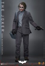 THE JOKER (BANK ROBBER VERSION) THE DARK KNIGHT HOT TOYS 1/6. El Joker de Heath Ledger conmocionó al mundo mucho antes de que se disparara la primera bala. Su risa escalofriante y sus acciones caóticas lo han convertido en un verdadero ícono del cine. La escena del robo al banco en Batman: El Caballero de la Noche sirve como una introducción cautivadora a la encantadora interpretación del Joker por parte de Ledger y define el tono del personaje. Hoy, Hot Toys se complace en presentar la figura coleccionable a escala 1/6 del Joker (versión ladrón de bancos), que ofrece una versión pulida y auténtica del icónico Joker del robo al banco de Ledger. Incluye dos cabezas detalladas con ojos giratorios separados, una con la siniestra sonrisa del Joker y otra con la máscara de payaso de ladrón de bancos. La figura captura la imagen del Joker del inolvidable atraco inicial al banco de El Caballero de la Noche. La figura incluye cabello verde oscuro de longitud media y texturas de piel finamente pintadas, incluyendo arrugas y manchas de maquillaje que recuerdan a la película. El atuendo de ladrón de bancos está meticulosamente confeccionado, con una camisa a rayas bajo un blazer y pantalones grises.