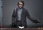 THE JOKER (BANK ROBBER VERSION) THE DARK KNIGHT HOT TOYS 1/6. El Joker de Heath Ledger conmocionó al mundo mucho antes de que se disparara la primera bala. Su risa escalofriante y sus acciones caóticas lo han convertido en un verdadero ícono del cine. La escena del robo al banco en Batman: El Caballero de la Noche sirve como una introducción cautivadora a la encantadora interpretación del Joker por parte de Ledger y define el tono del personaje. Hoy, Hot Toys se complace en presentar la figura coleccionable a escala 1/6 del Joker (versión ladrón de bancos), que ofrece una versión pulida y auténtica del icónico Joker del robo al banco de Ledger. Incluye dos cabezas detalladas con ojos giratorios separados, una con la siniestra sonrisa del Joker y otra con la máscara de payaso de ladrón de bancos. La figura captura la imagen del Joker del inolvidable atraco inicial al banco de El Caballero de la Noche. La figura incluye cabello verde oscuro de longitud media y texturas de piel finamente pintadas, incluyendo arrugas y manchas de maquillaje que recuerdan a la película. El atuendo de ladrón de bancos está meticulosamente confeccionado, con una camisa a rayas bajo un blazer y pantalones grises.