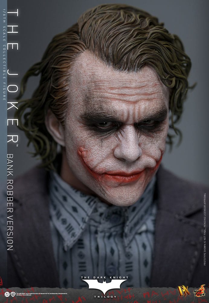 The joker (bank robber version) the dark knight hot toys 1/6.  el joker de heath ledger conmocionó al mundo mucho antes de que se disparara la primera bala. Su risa escalofriante y sus acciones caóticas lo han convertido en un verdadero ícono del cine. La escena del robo al banco en batman: el caballero de la noche sirve como una introducción cautivadora a la encantadora interpretación del joker por parte de ledger y define el tono del personaje. Hoy, hot toys se complace en presentar la figura coleccionable a escala 1/6 del joker (versión ladrón de bancos), que ofrece una versión pulida y auténtica del icónico joker del robo al banco de ledger. Incluye dos cabezas detalladas con ojos giratorios separados, una con la siniestra sonrisa del joker y otra con la máscara de payaso de ladrón de bancos. La figura captura la imagen del joker del inolvidable atraco inicial al banco de el caballero de la noche. La figura incluye cabello verde oscuro de longitud media y texturas de piel finamente pintadas, incluyendo arrugas y manchas de maquillaje que recuerdan a la película. El atuendo de ladrón de bancos está meticulosamente confeccionado, con una camisa a rayas bajo un blazer y pantalones grises.