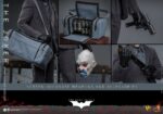 THE JOKER (BANK ROBBER VERSION) THE DARK KNIGHT HOT TOYS 1/6. El Joker de Heath Ledger conmocionó al mundo mucho antes de que se disparara la primera bala. Su risa escalofriante y sus acciones caóticas lo han convertido en un verdadero ícono del cine. La escena del robo al banco en Batman: El Caballero de la Noche sirve como una introducción cautivadora a la encantadora interpretación del Joker por parte de Ledger y define el tono del personaje. Hoy, Hot Toys se complace en presentar la figura coleccionable a escala 1/6 del Joker (versión ladrón de bancos), que ofrece una versión pulida y auténtica del icónico Joker del robo al banco de Ledger. Incluye dos cabezas detalladas con ojos giratorios separados, una con la siniestra sonrisa del Joker y otra con la máscara de payaso de ladrón de bancos. La figura captura la imagen del Joker del inolvidable atraco inicial al banco de El Caballero de la Noche. La figura incluye cabello verde oscuro de longitud media y texturas de piel finamente pintadas, incluyendo arrugas y manchas de maquillaje que recuerdan a la película. El atuendo de ladrón de bancos está meticulosamente confeccionado, con una camisa a rayas bajo un blazer y pantalones grises.