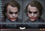 THE JOKER (BANK ROBBER VERSION) THE DARK KNIGHT HOT TOYS 1/6. El Joker de Heath Ledger conmocionó al mundo mucho antes de que se disparara la primera bala. Su risa escalofriante y sus acciones caóticas lo han convertido en un verdadero ícono del cine. La escena del robo al banco en Batman: El Caballero de la Noche sirve como una introducción cautivadora a la encantadora interpretación del Joker por parte de Ledger y define el tono del personaje. Hoy, Hot Toys se complace en presentar la figura coleccionable a escala 1/6 del Joker (versión ladrón de bancos), que ofrece una versión pulida y auténtica del icónico Joker del robo al banco de Ledger. Incluye dos cabezas detalladas con ojos giratorios separados, una con la siniestra sonrisa del Joker y otra con la máscara de payaso de ladrón de bancos. La figura captura la imagen del Joker del inolvidable atraco inicial al banco de El Caballero de la Noche. La figura incluye cabello verde oscuro de longitud media y texturas de piel finamente pintadas, incluyendo arrugas y manchas de maquillaje que recuerdan a la película. El atuendo de ladrón de bancos está meticulosamente confeccionado, con una camisa a rayas bajo un blazer y pantalones grises.