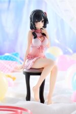 YUNYUN LIGHT NOVEL NEGLIGEE VERSION KONO SUBARASHII SEKAI NI SYUKUFUKU WO! Kadokawa presenta la figura de Yunyun en su versión Light Novel Negligee, basada en una ilustración especial por el 10.º aniversario de "KonoSuba: God's Blessing on This Wonderful World!". Esta figura mide aproximadamente 15,5 cm y está fabricada en plástico pintado. Muestra a Yunyun con una expresión tímida y un conjunto de lencería semitransparente que revela parte del abdomen. Incluye base para exposición.  Ideal para exponer con MEGUMIN LIGHT NOVEL CATGIRL MAID VERSION KONO SUBARASHII SEKAI NI SYUKUFUKU WO! (Se venden por separado).