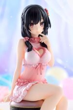 YUNYUN LIGHT NOVEL NEGLIGEE VERSION KONO SUBARASHII SEKAI NI SYUKUFUKU WO! Kadokawa presenta la figura de Yunyun en su versión Light Novel Negligee, basada en una ilustración especial por el 10.º aniversario de "KonoSuba: God's Blessing on This Wonderful World!". Esta figura mide aproximadamente 15,5 cm y está fabricada en plástico pintado. Muestra a Yunyun con una expresión tímida y un conjunto de lencería semitransparente que revela parte del abdomen. Incluye base para exposición.  Ideal para exponer con MEGUMIN LIGHT NOVEL CATGIRL MAID VERSION KONO SUBARASHII SEKAI NI SYUKUFUKU WO! (Se venden por separado).